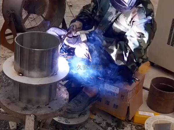 不銹鋼剛性防水套管制作過(guò)程